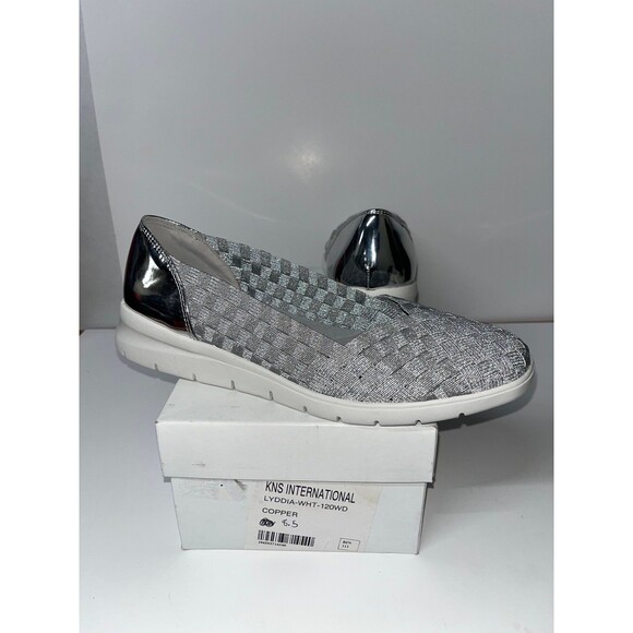 Easy Spirit Silver and Gray Shimmery sneakers. - Picture 1 of 8